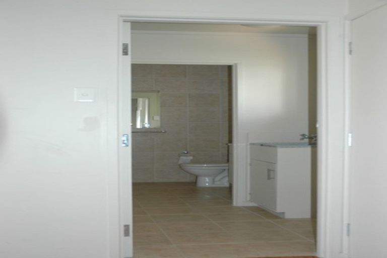 Photo of property in 6/28 William Bond Street, Stanley Point, Auckland, 0624