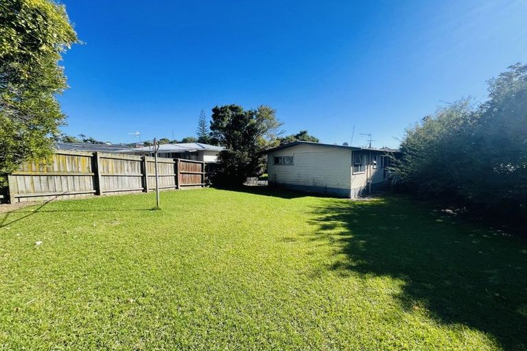 Photo of property in 4 Temuri Place, Glendene, Auckland, 0602