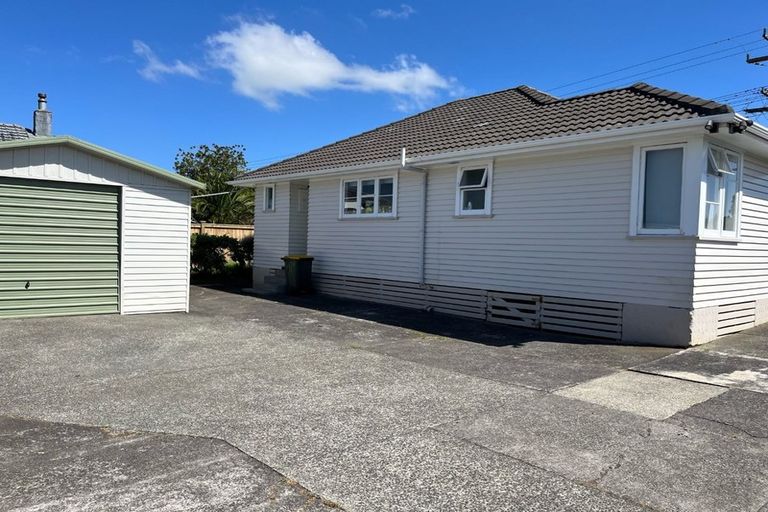 Photo of property in 182 Waimumu Road, Massey, Auckland, 0614
