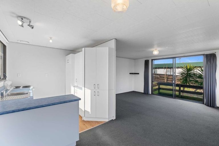 Photo of property in 2/76 Parrs Cross Road, Henderson, Auckland, 0612