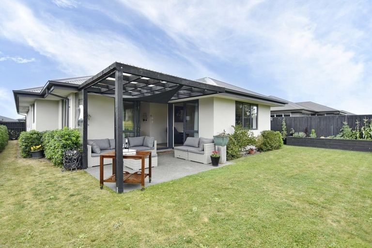 Photo of property in 2 Stratford (pvt) Way, Rangiora, 7400