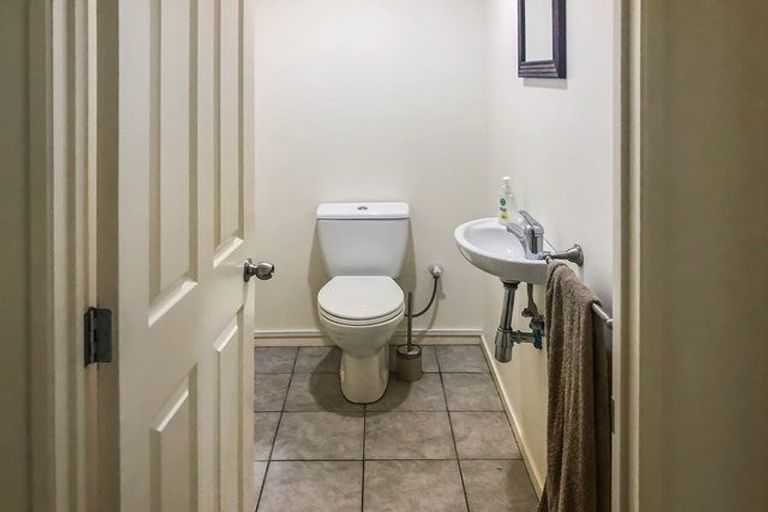 Photo of property in 1 Thomas Hamer Place, Greenhithe, Auckland, 0632