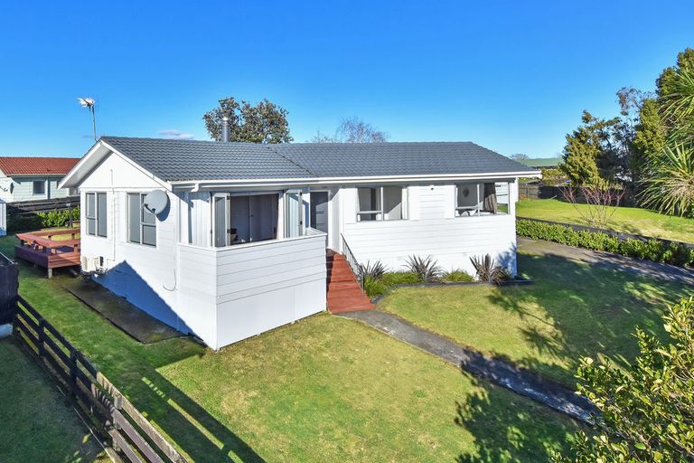 Photo of property in 6 Leatham Crescent, Opaheke, Papakura, 2113