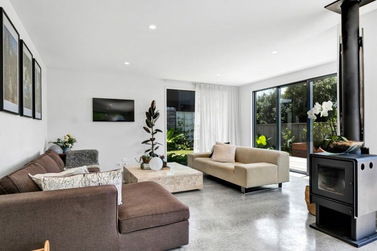 Photo of property in 5b Strandon Place, Strandon, New Plymouth, 4312