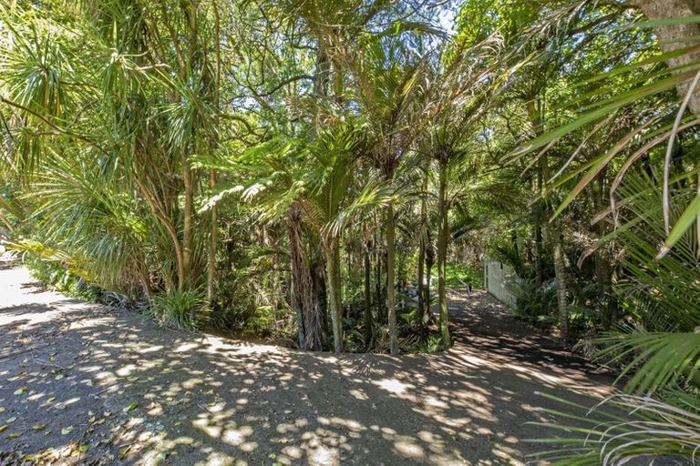 Photo of property in 323 Glenfield Road, Glenfield, Auckland, 0629