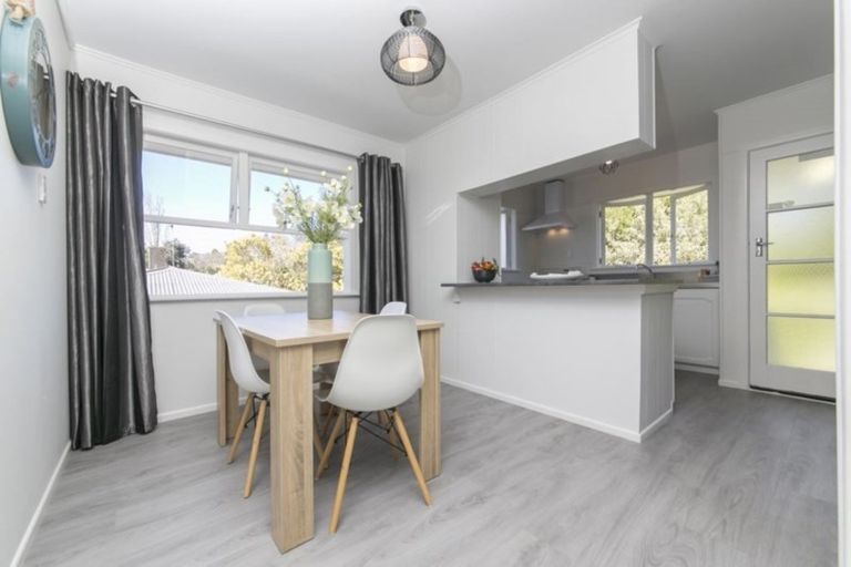 Photo of property in 7 La Rosa Street, Green Bay, Auckland, 0604