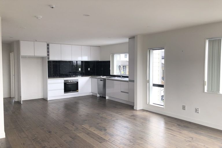 Photo of property in 16 Peony Mews, Oteha, Auckland, 0632