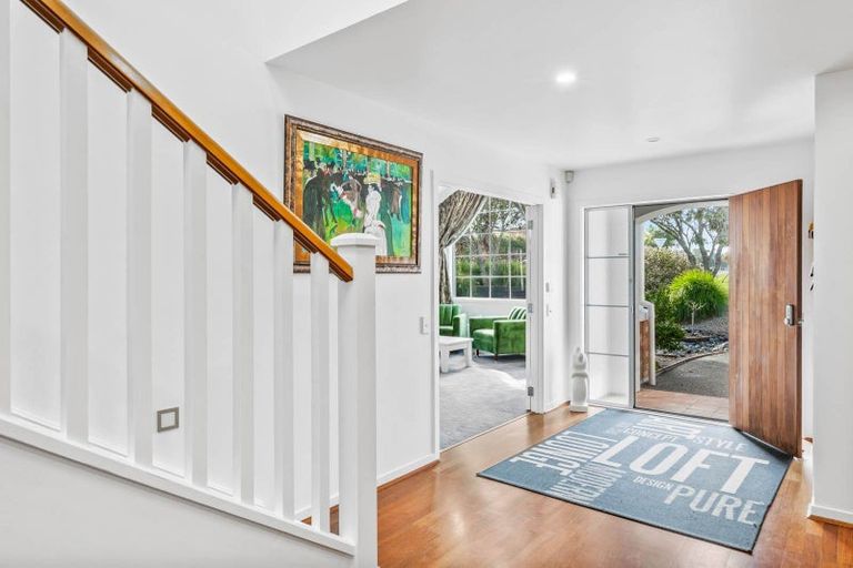 Photo of property in 52 Rising Parade, Fairview Heights, Auckland, 0632