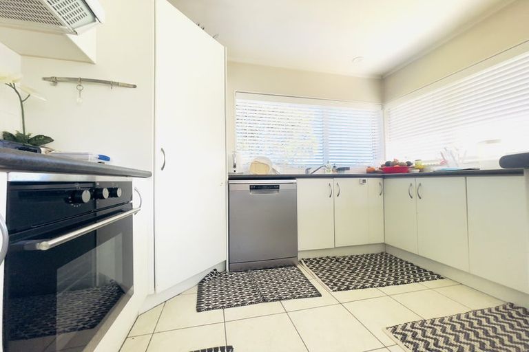 Photo of property in 1 Mellefont Close, East Tamaki Heights, Auckland, 2016