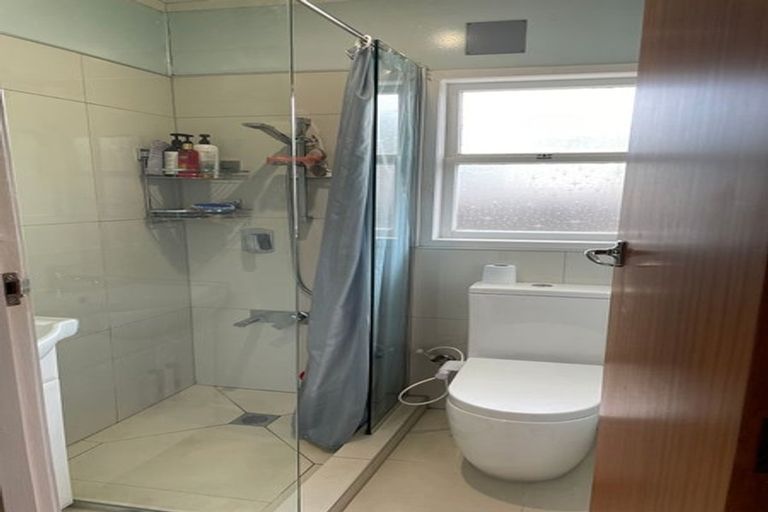 Photo of property in 2/17 Jenelin Road, Glendene, Auckland, 0602