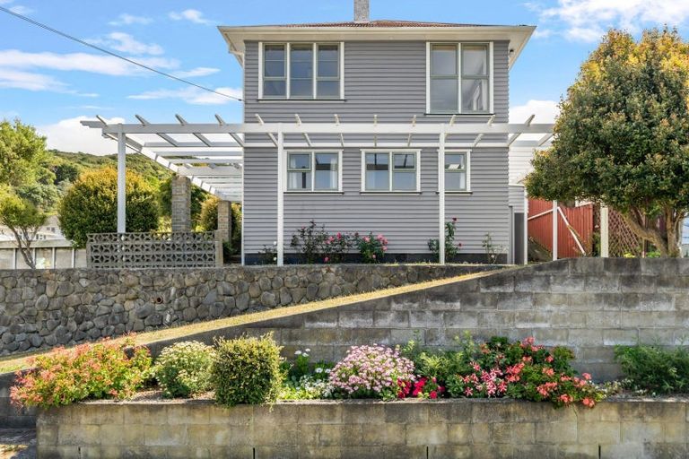 Photo of property in 2 Waiho Terrace, Elsdon, Porirua, 5022