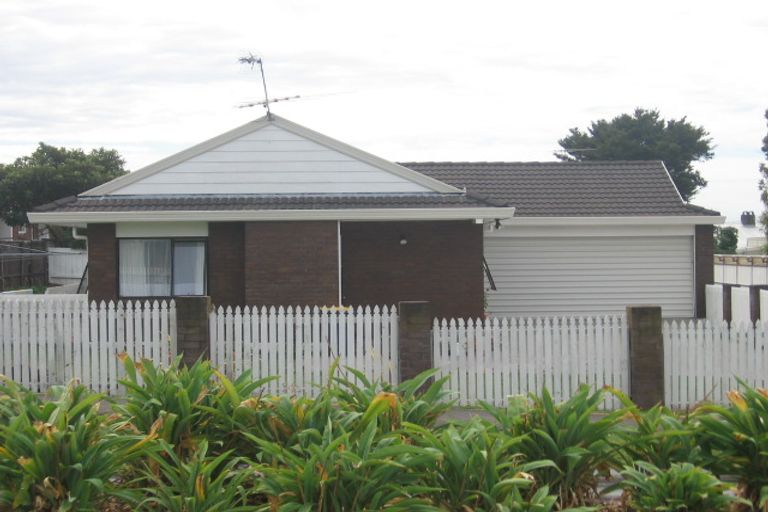 Photo of property in 1/15 Rimu Street, New Lynn, Auckland, 0600