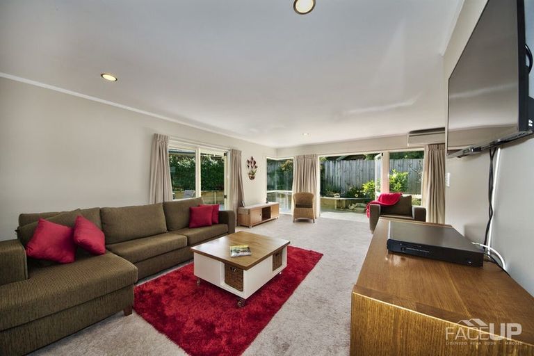 Photo of property in 9 Harbour Lights Close, West Harbour, Auckland, 0618