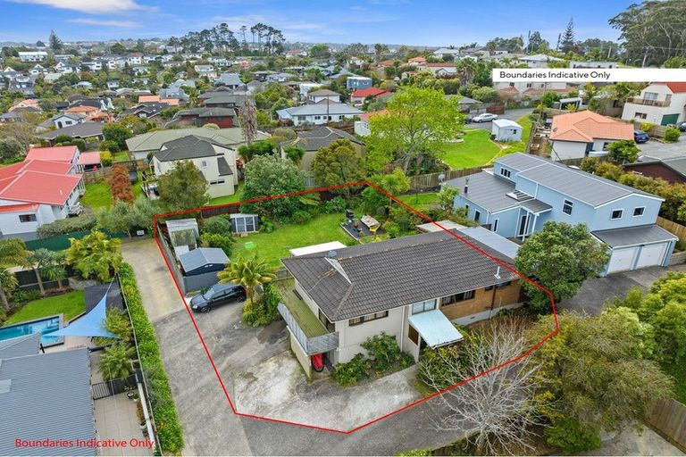 Photo of property in 1/2c Sunnynook Road, Sunnynook, Auckland, 0620