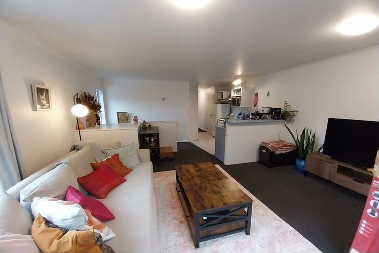 Photo of property in 64a Newlands Road, Newlands, Wellington, 6037