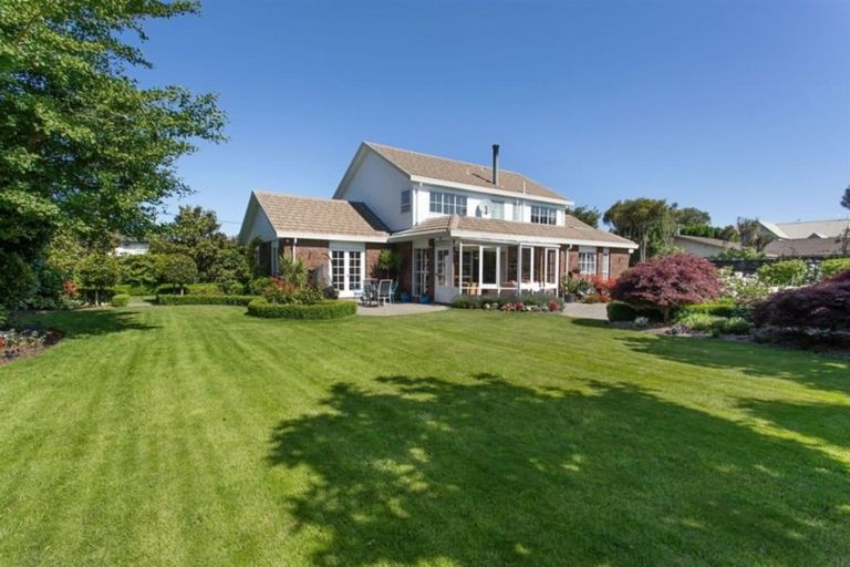 Photo of property in 39 Crofton Road, Harewood, Christchurch, 8051