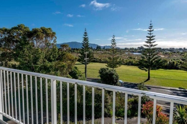 Photo of property in 16 Queens Road, Waikanae Beach, Waikanae, 5036