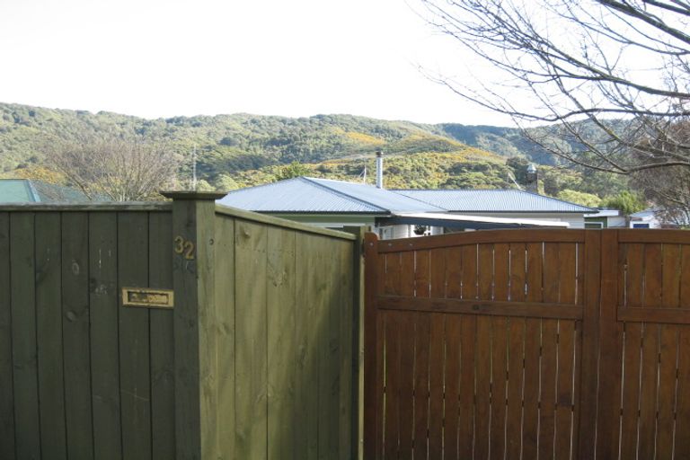 Photo of property in 32 Coast Road, Wainuiomata, Lower Hutt, 5014