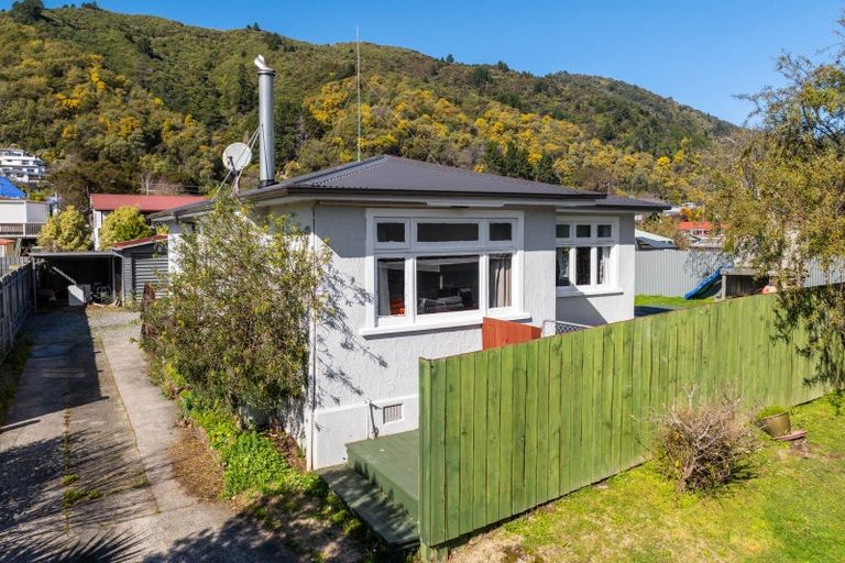 Photo of property in 49 Hampden Street, Picton, 7220