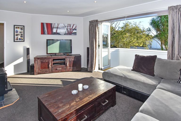 Photo of property in 6 Leatham Crescent, Opaheke, Papakura, 2113