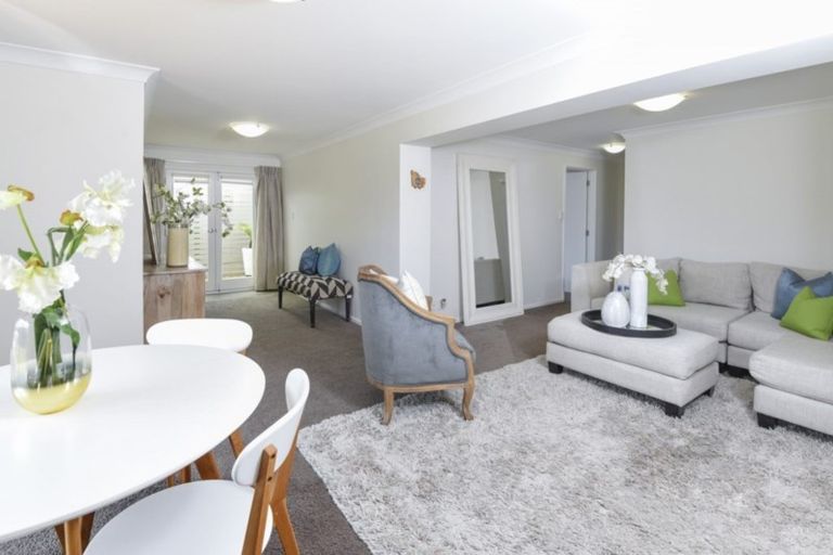 Photo of property in 102 Mellons Bay Road, Mellons Bay, Auckland, 2014