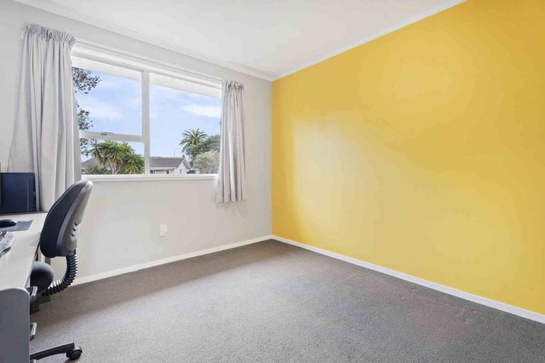 Photo of property in 48 Harmel Road, Glendene, Auckland, 0602