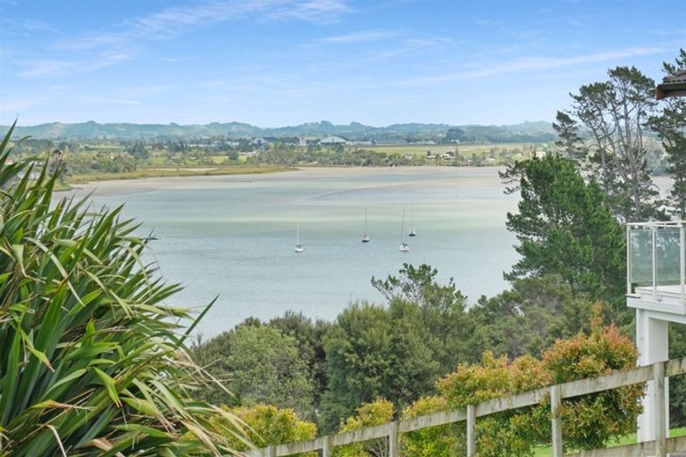 Photo of property in 11 The Knoll, Greenhithe, Auckland, 0632