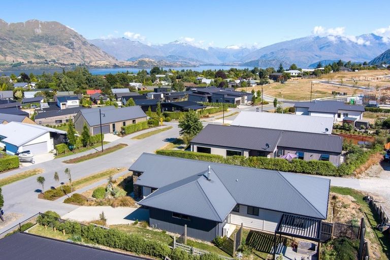 Photo of property in 16 Makomako Road, Wanaka, 9305