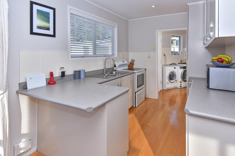 Photo of property in 6 Leatham Crescent, Opaheke, Papakura, 2113