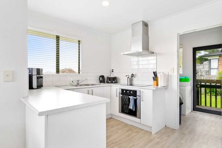 Photo of property in 32 Hewlett Road, Massey, Auckland, 0614