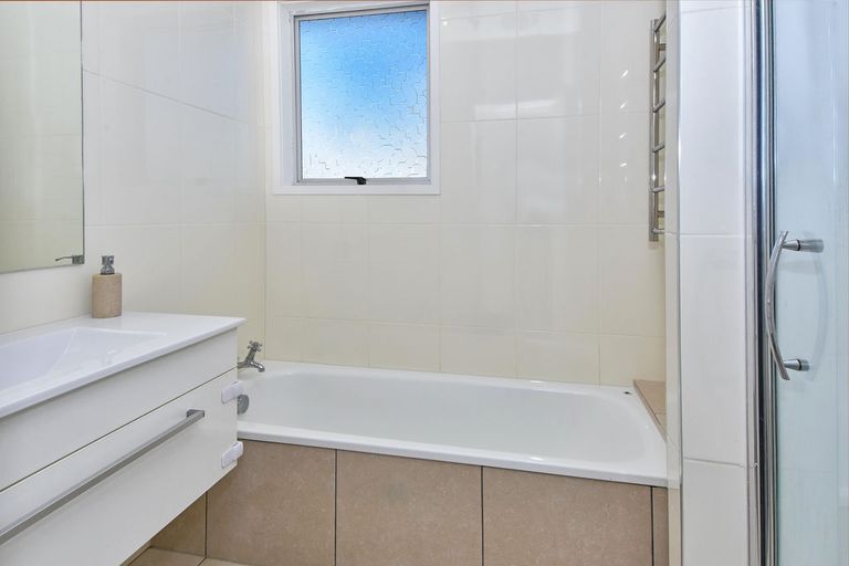 Photo of property in 6 Leatham Crescent, Opaheke, Papakura, 2113