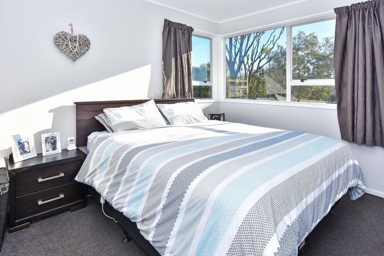 Photo of property in 6 Leatham Crescent, Opaheke, Papakura, 2113