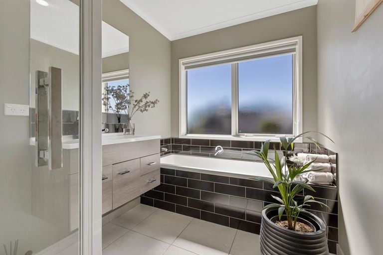 Photo of property in 2 Golf Course Lane, Waiwhakaiho, New Plymouth, 4312