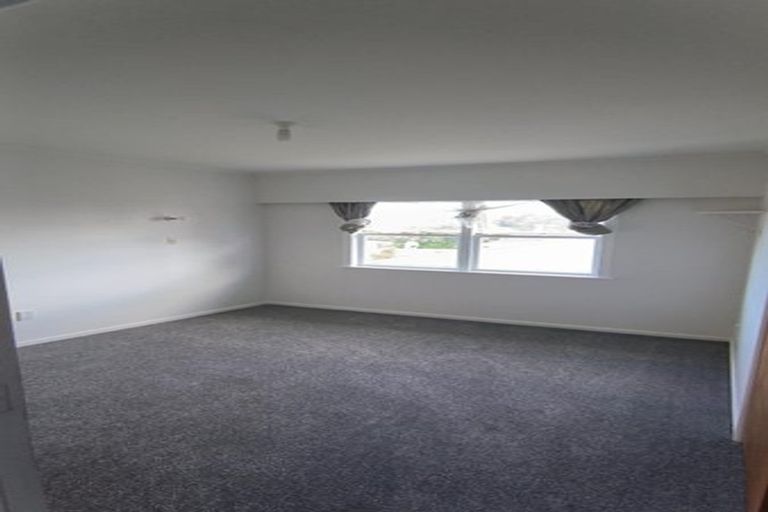 Photo of property in 327 Wairau Road, Totara Vale, Auckland, 0627