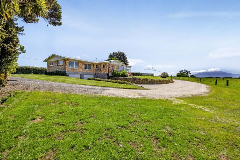 Photo of property in 1904 South Road, Kaupokonui, 4678
