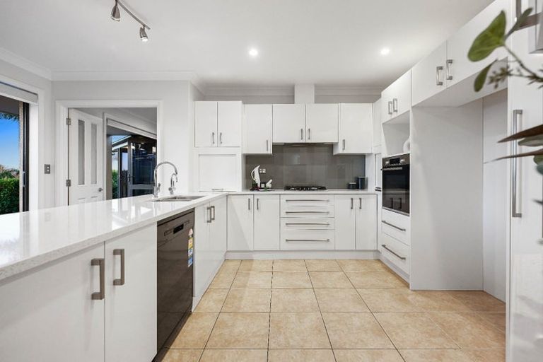 Photo of property in 2 Stonebridge Road, Temple View, Hamilton, 3289