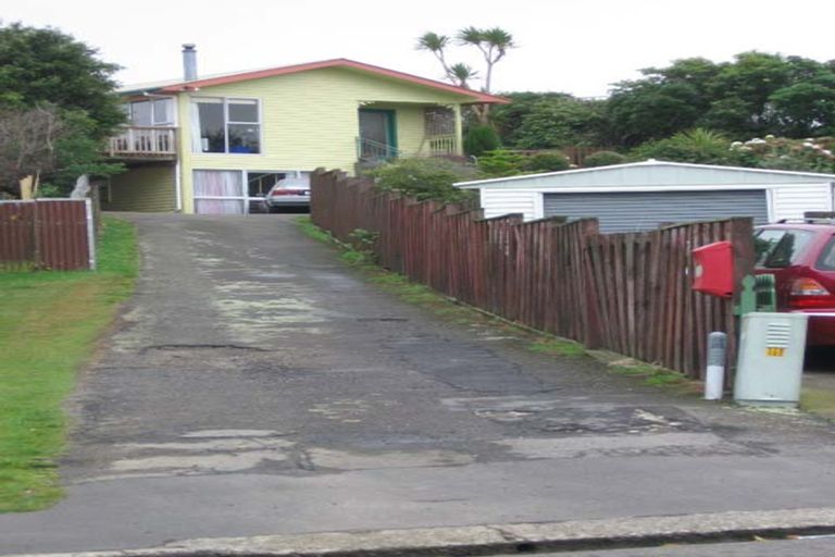 Photo of property in 5 Loasby Crescent, Newlands, Wellington, 6037