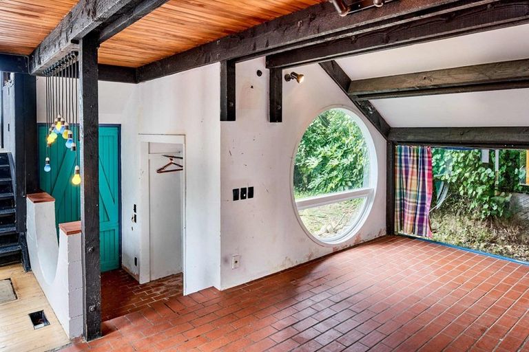 Photo of property in 7 Fortification Road, Karaka Bays, Wellington, 6022