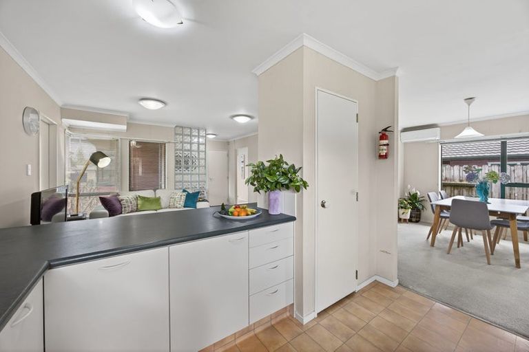 Photo of property in 16 Newbegin Place, Weymouth, Auckland, 2103