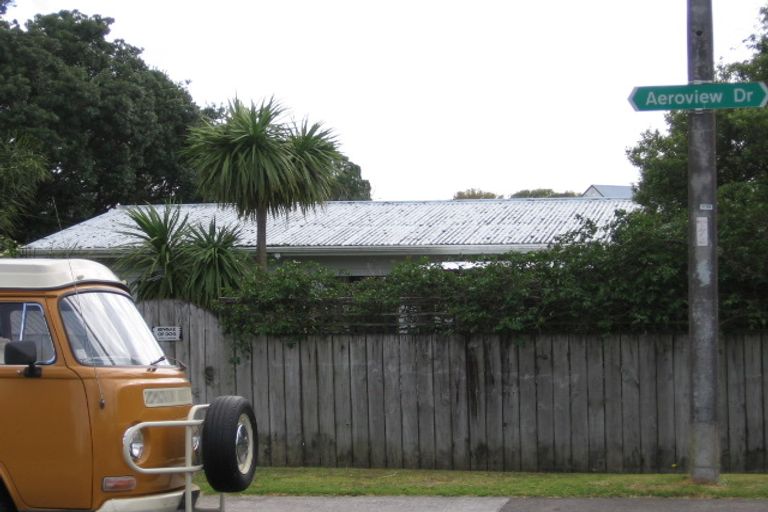 Photo of property in 1/49 Aeroview Drive, Beach Haven, Auckland, 0626