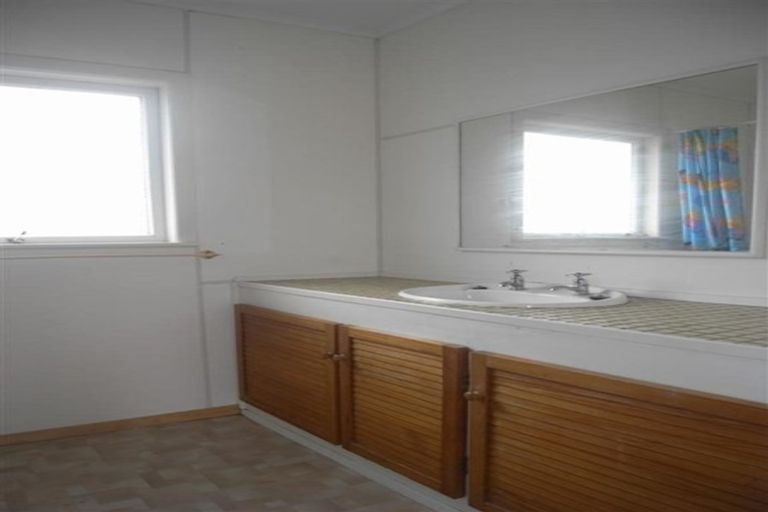 Photo of property in 2 Fairlea Road, Te Atatu South, Auckland, 0610