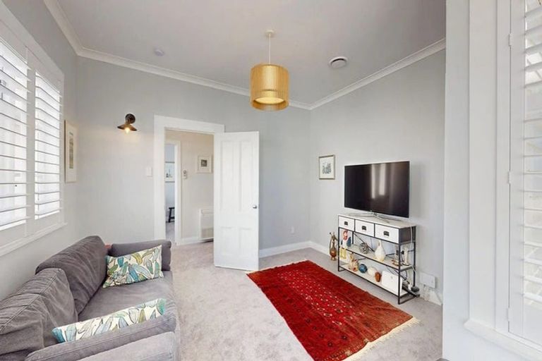 Photo of property in 32 Medway Street, Island Bay, Wellington, 6023