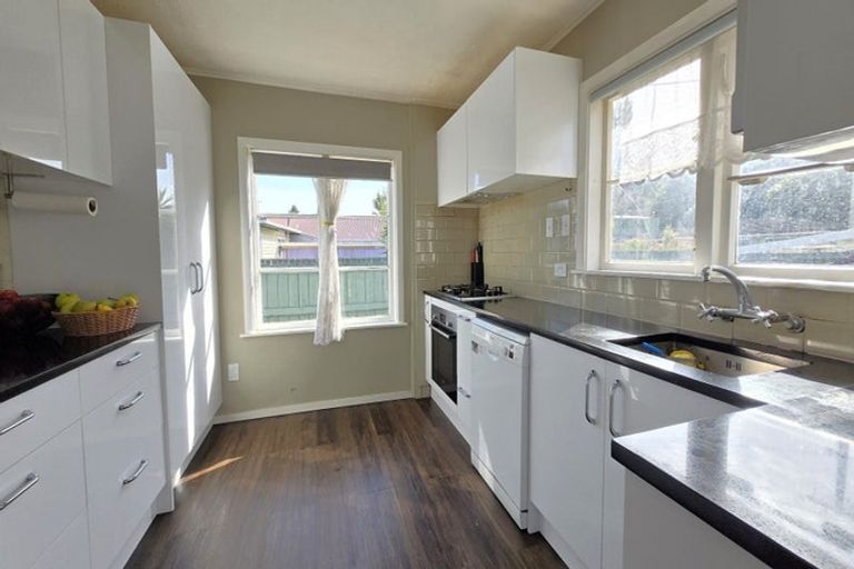 Photo of property in 195 Stokes Valley Road, Stokes Valley, Lower Hutt, 5019