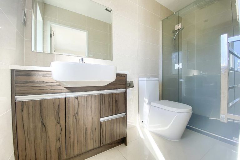 Photo of property in 21 Loughros Place, Pinehill, Auckland, 0632