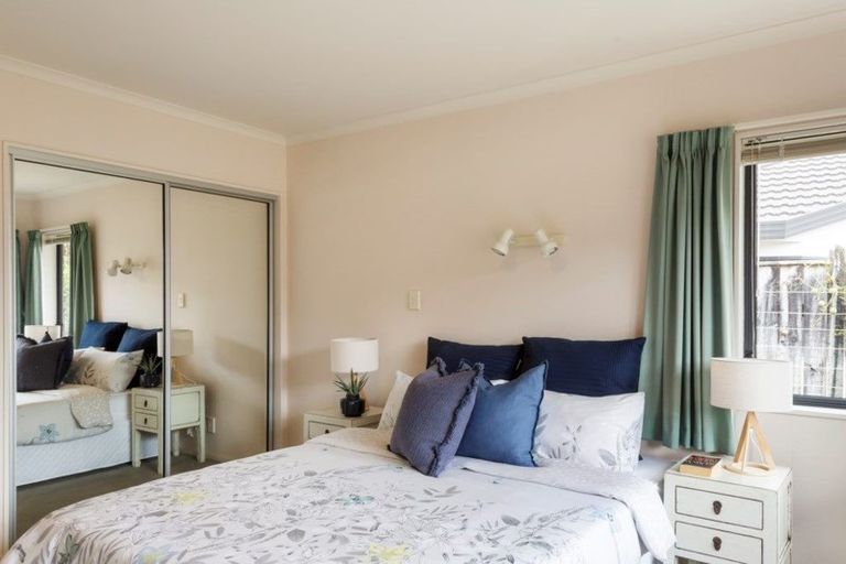 Photo of property in 2 Taylor Place, Merrilands, New Plymouth, 4312