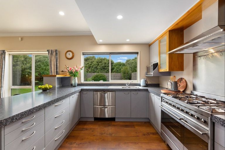 Photo of property in 100 Willowview Drive, Redwood, Christchurch, 8051