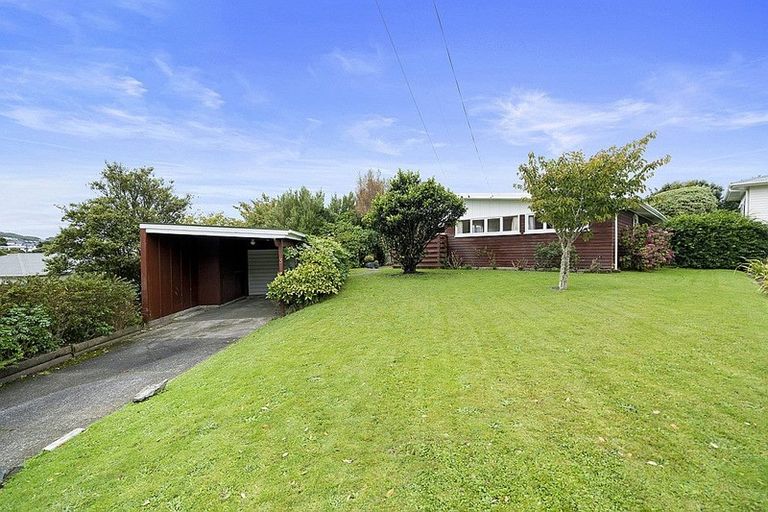 Photo of property in 3 Saint Edmund Crescent, Tawa, Wellington, 5028