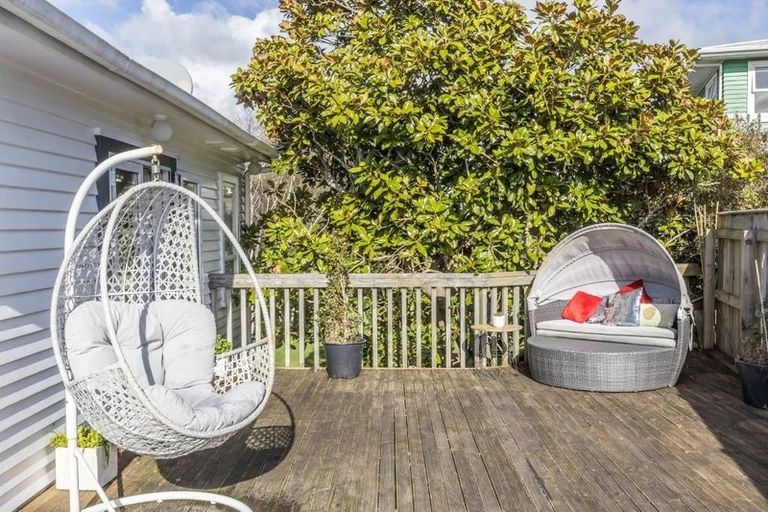 Photo of property in 78 Grays Road, Camborne, Porirua, 5026