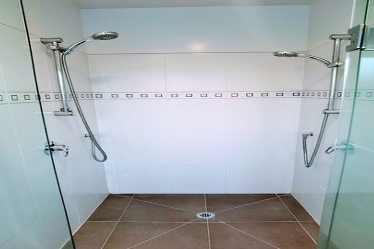 Photo of property in 4 Roberts Road, Matakatia, Whangaparaoa, 0930