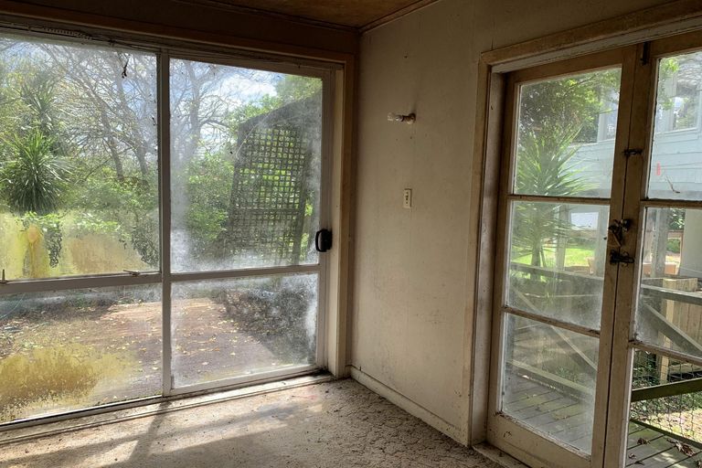 Photo of property in 16 Parrs Cross Road, Henderson, Auckland, 0612